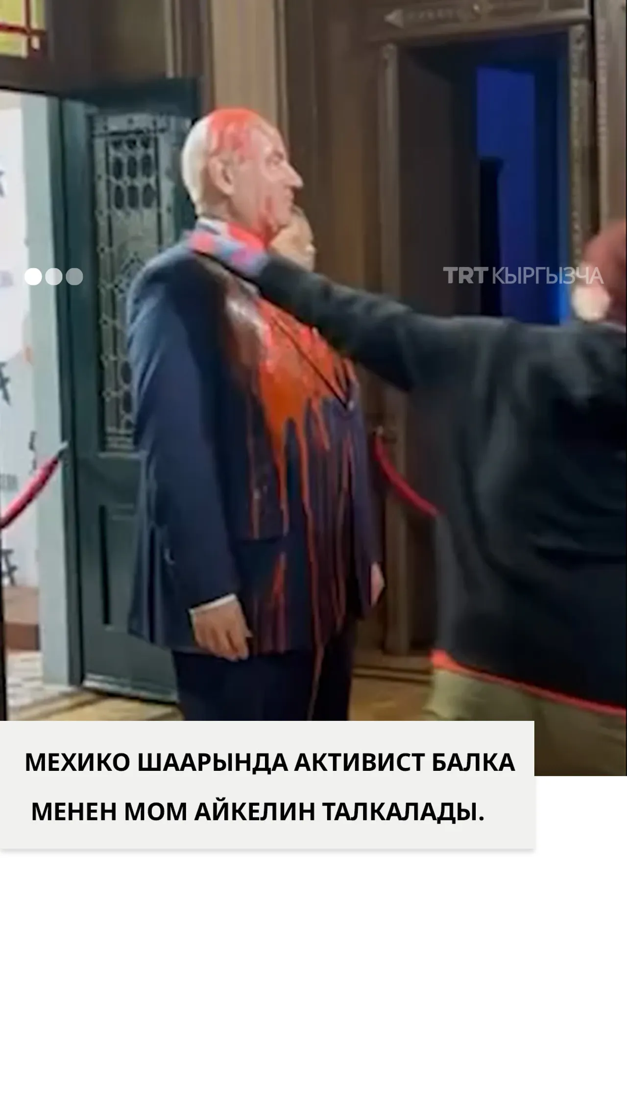 Мехико шаарында активист балка менен мом айкелин талкалады